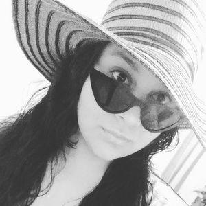Meet your Posher, Estefani